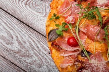 Biberli et, domates ve peynir ile İtalyan pizza Close-Up 