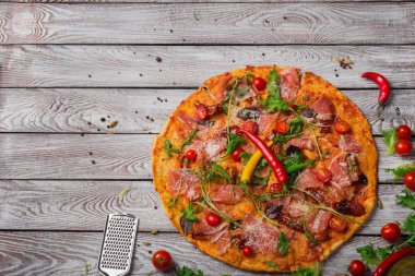Biberli et, domates ve peynir ile İtalyan pizza Close-Up 