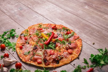 Bir iştah açıcı, renkli, güzel yuvarlak pizza margherita en iyi görünümü gri tablo arka plan üzerinde. Kırmızı domates, sulu yağlar ve baharatlı soslar bir parlak etli pizza. İtalyan restoranı mutfak konsepti.