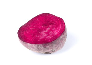 Bir dilim yarım yakın çekim pancar, parlak mor taze pancar, sebze sağlıklı yemekler, tatlılar, diyetler, beyaz bir arka plan üzerinde izole için yenileniyor. Yaz hasat. Kopya alanı.