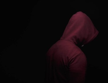 Genç uyuşturucu bağımlısı yoksunluk belirtileri ile yakın çekim resmin. Siyah bir arka plan üzerinde bir uyuşturucu bağımlılığı olan bir adam. Uyuşturucu etkisi altında uyuşturucu bağımlı. Uyuşturucu, agonies kavramı. Kopya alanı.