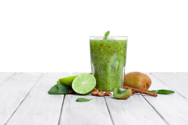 gri bir ahşap zemin üzerine cam yüzlü kivi, elma ve limon nane ile Üstten Görünüm.