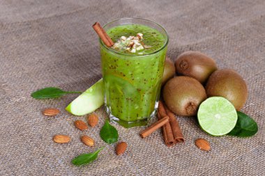 Olgun kivi ve kireç rendelenmiş badem ve tarçın ile karışık bir içki Close-Up