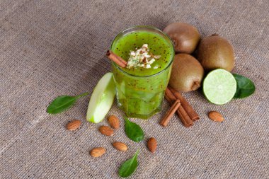 Olgun kivi ve kireç rendelenmiş badem ve tarçın ile karışık bir içki Close-Up