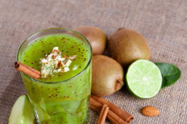 Olgun kivi ve kireç rendelenmiş badem ve tarçın ile karışık bir içki Close-Up