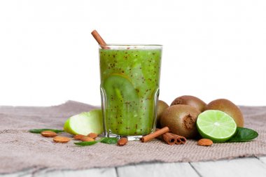 Olgun kivi ve kireç rendelenmiş badem ve tarçın ile karışık bir içki Close-Up