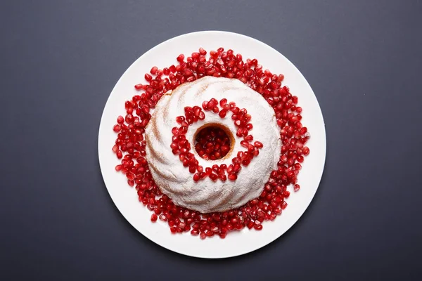 Вид Белый Мраморный Торт Сахарной Пудрой Красные Гранатовые Зерна Ароматические — стоковое фото