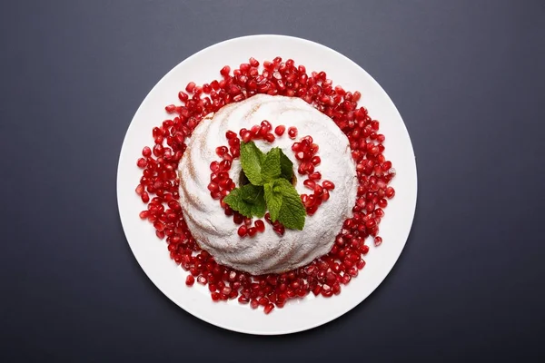 Draufsicht Auf Einen Weißen Marmorkuchen Mit Puderzucker Roten Granatapfelkörnern Und — Stockfoto