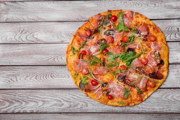 Uma Pizza Perfeitamente Redonda Com Presunto Pimenta Vermelha Picante Arugula — Fotografia de Stock