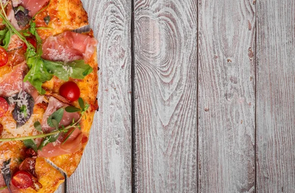 Vue Dessus Une Moitié Pizza Traditionnelle Sur Grand Spacieux Fond — Photo