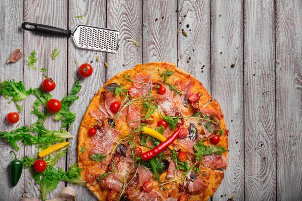 Vue Dessus Une Moitié Pizza Traditionnelle Sur Grand Spacieux Fond — Photo