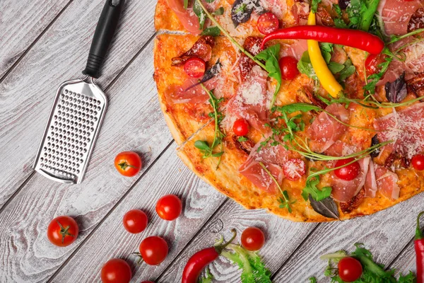 Uma Vista Superior Uma Pizza Pepperoni Saborosa Lado Tomates Cereja — Fotografia de Stock