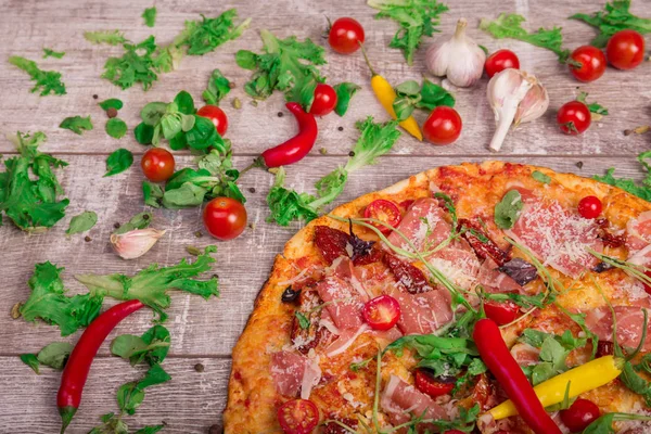 Uma Vista Cima Uma Pizza Prosciutto Saborosa Com Tomates Cereja — Fotografia de Stock