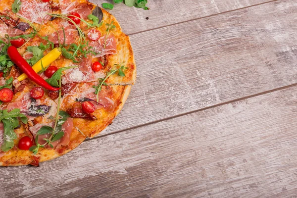 Uma Vista Cima Uma Pizza Apicollo Saborosa Com Pimentas Quentes — Fotografia de Stock