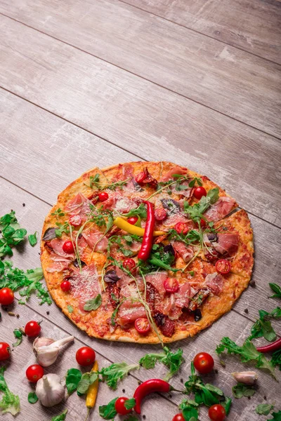 Quadro Close Uma Pizza Vegetal Saborosa Com Tomates Cereja Folhas — Fotografia de Stock