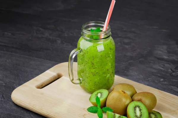 Ein Einmachglas Voll Kiwi Getränk Mit Gestreiftem Stroh Frischem Kiwi — Stockfoto