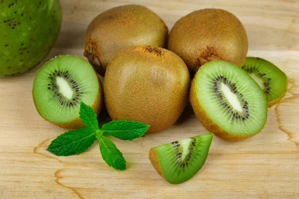 Primer Plano Montón Todo Fresco Cortado Mitades Kiwi Una Mesa — Foto de Stock