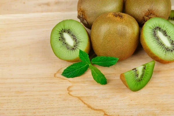 Montón Kiwi Sano Orgánico Jugoso Sobre Fondo Madera Clara Hojas — Foto de Stock