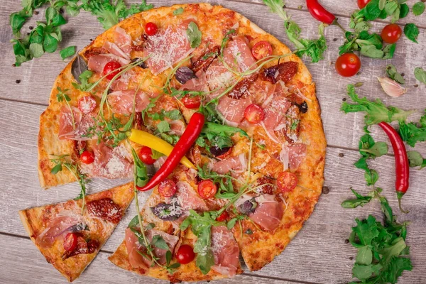 Close Pizza Quente Apetitosa Com Carne Queijo Especiarias Fundo Madeira — Fotografia de Stock