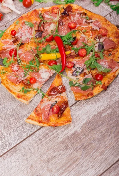 Close Pizza Quente Apetitosa Com Carne Queijo Especiarias Fundo Madeira — Fotografia de Stock