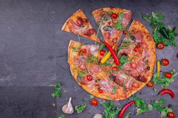 Close Pizza Mediterrânea Apetitosa Com Carne Pimenta Vermelha Manjericão Fundo — Fotografia de Stock