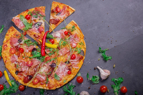 Close Pizza Mediterrânea Apetitosa Com Carne Pimenta Vermelha Manjericão Fundo — Fotografia de Stock