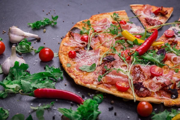 Imagem Close Pizza Pepperoni Apetitosa Com Carne Pimenta Vermelha Manjericão — Fotografia de Stock