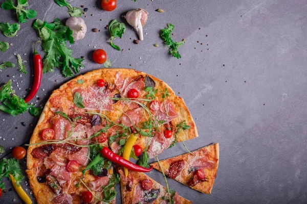 Imagem Close Pizza Pepperoni Apetitosa Com Carne Pimenta Vermelha Manjericão — Fotografia de Stock