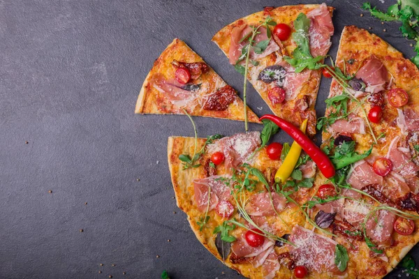 Imagem Close Pizza Pepperoni Apetitosa Com Carne Pimenta Vermelha Manjericão — Fotografia de Stock