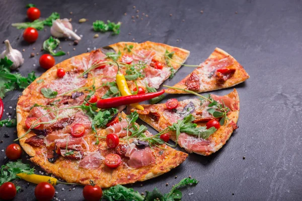 Imagem Close Pizza Pepperoni Apetitosa Com Carne Pimenta Vermelha Manjericão — Fotografia de Stock