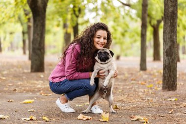 Güzel esmer kız parkta köpek ile yürüme. Hayvan kavramı.
