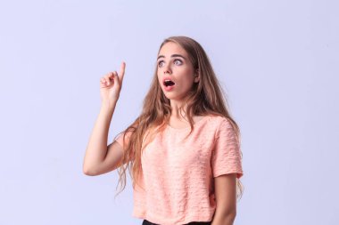 Dalgın kız Studio gri bir arka plan üzerinde poz.