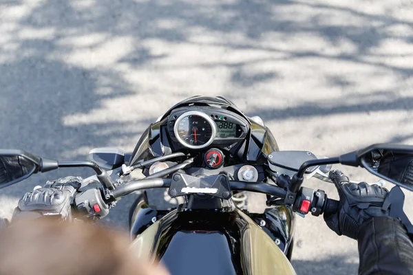 Motociclista sentado en una vista de cerca de la motocicleta por detrás — Foto de Stock