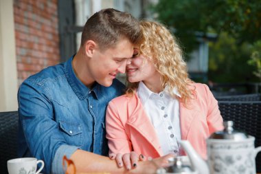 Mutlu genç çift kafe mekanlarda eğleniyor.