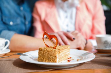 Mutlu genç çift kafe mekanlarda eğleniyor.