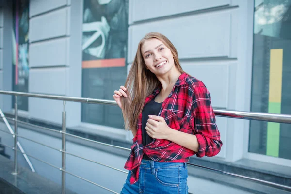 Glada unga kvinnor poserar på kamera utomhus. — Stockfoto