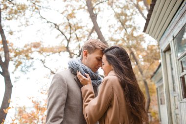 Güzel mutlu çift birlikte sokakta yürürken.