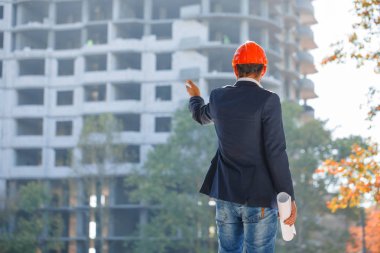 Açık havada poz iyi giyimli iş adamı. İş kavramı.