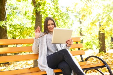 Kız sonbahar bir arka plan üzerinde beyaz bir ceket