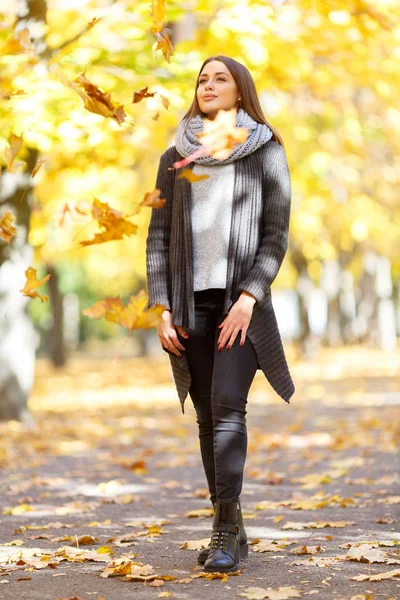 Dziewczyna w czarnym płaszczu, na tle jesiennych — Zdjęcie stockowe