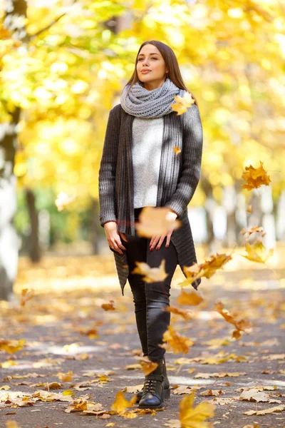 Dziewczyna w czarnym płaszczu, na tle jesiennych — Zdjęcie stockowe