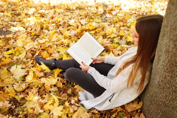 Dziewczyna w biały płaszcz na tle jesiennych — Zdjęcie stockowe
