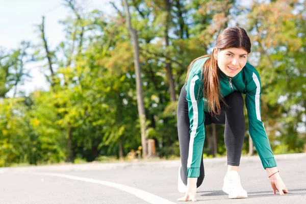 Açık çalışıyor gibi bir genç, çekici ve sportif kadın. — Stok fotoğraf