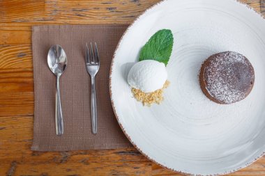 Beyaz tabakta güzel lezzetli çikolatalı kek.