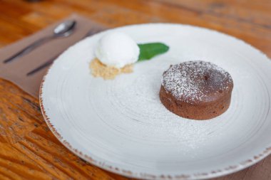 Beyaz tabakta güzel lezzetli çikolatalı kek.