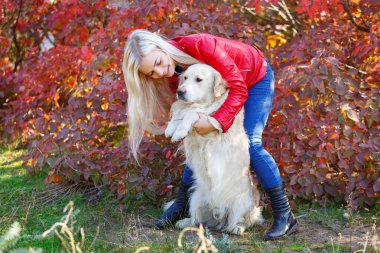 Güzel sarışın kız ile köpek ormanda yürüyüş. Hayvan kavramı.