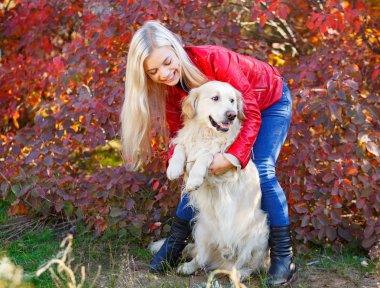 Güzel sarışın kız ile köpek ormanda yürüyüş. Hayvan kavramı.