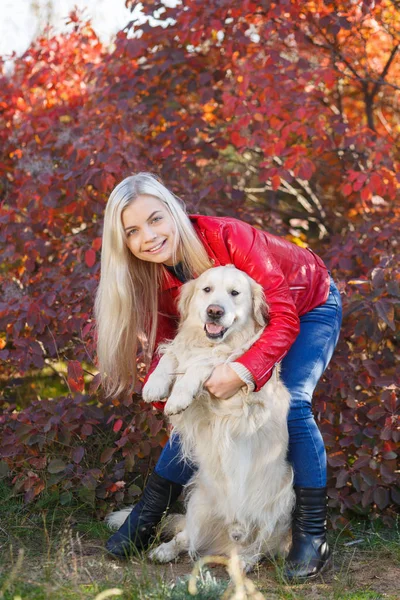 Linda chica rubia paseando con el perro en el bosque. Concepto animal . — Foto de Stock