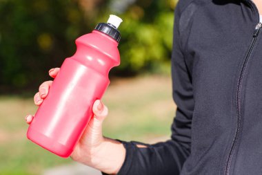 Spor kavanoz içinde bir kişi el içme suyu için