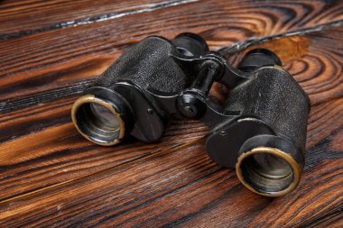 Yakın çekim dürbün bir kahverengi ahşap arka plan masa